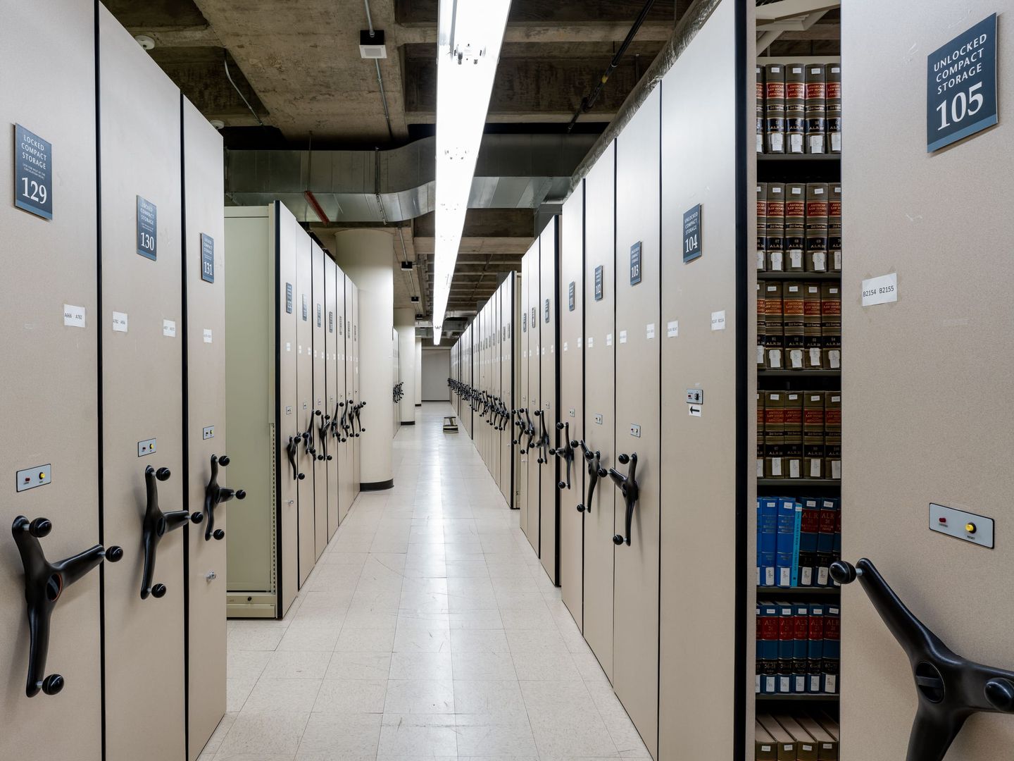 Rzędy zbiorów orzecznictwa na półkach bibliotecznych