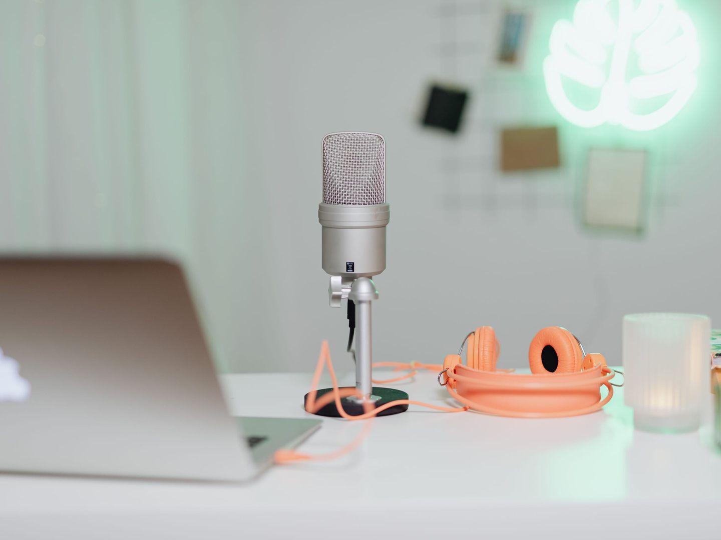 Een microfoon en koptelefoon op een studiobureau