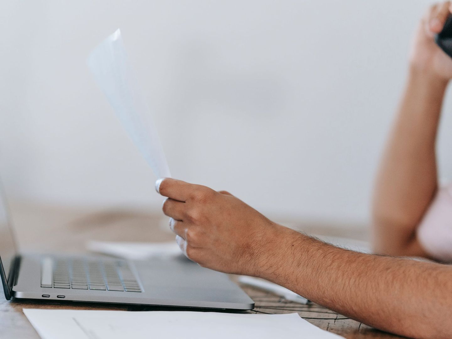 Een consultant die een factuur verstuurt vanaf een laptop