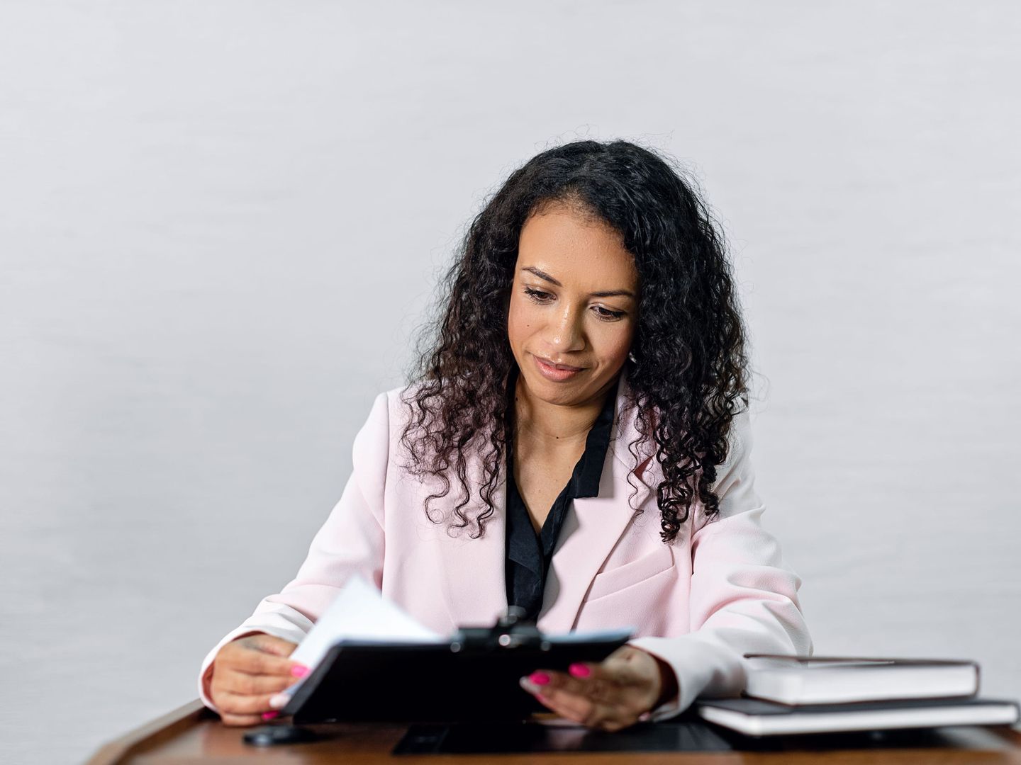 Een ondernemer die een brief leest aan een bureau