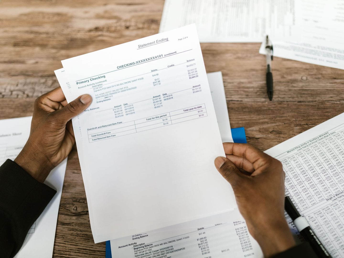 Een financieel manager die een betalingsschema doorwerkt