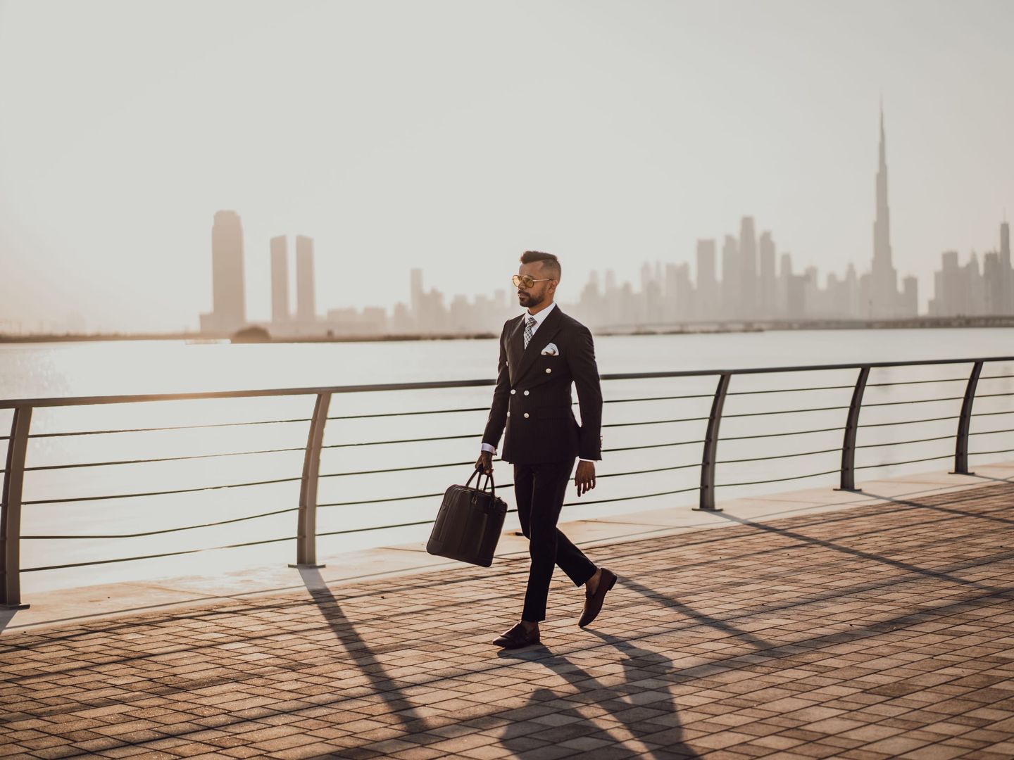 Een leidinggevende die door de zakenwijk van Dubai loopt